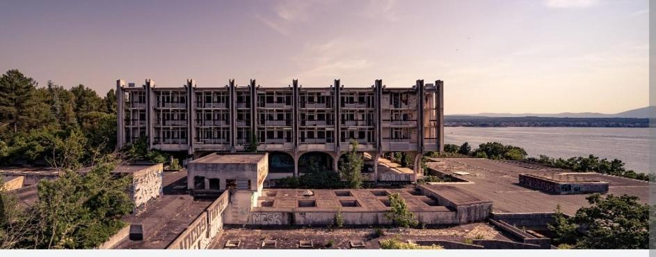 Haludovo Virtual Ruin Hotel Bungaloos Apartments And Camping, International Cooperation And Assistance For Rebirth Baracska Bagian luar foto