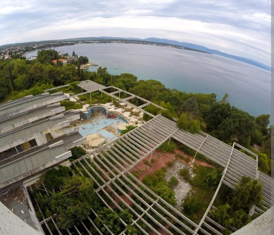 Haludovo Virtual Ruin Hotel Bungaloos Apartments And Camping, International Cooperation And Assistance For Rebirth Baracska Bagian luar foto