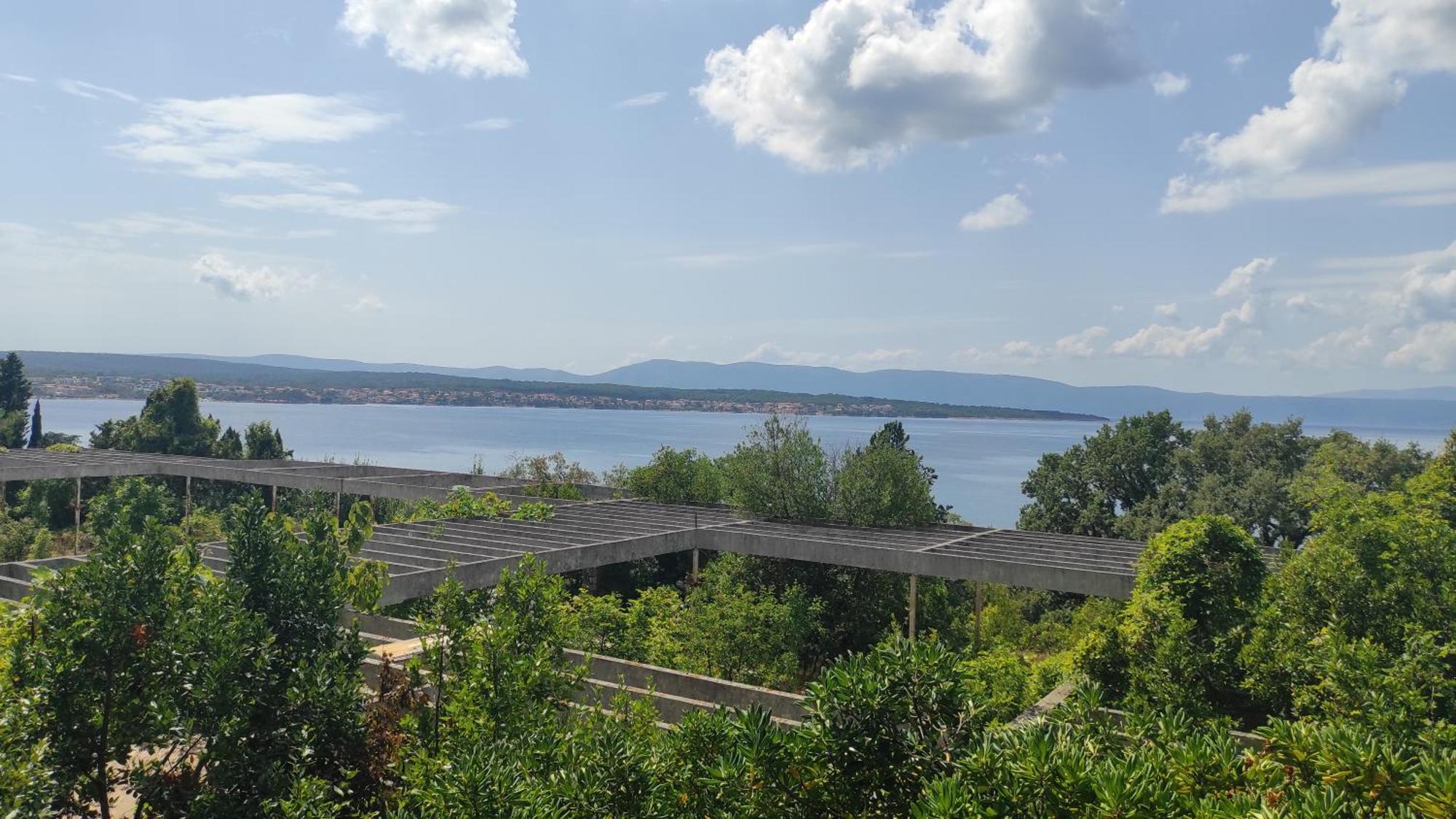 Haludovo Virtual Ruin Hotel Bungaloos Apartments And Camping, International Cooperation And Assistance For Rebirth Baracska Bagian luar foto