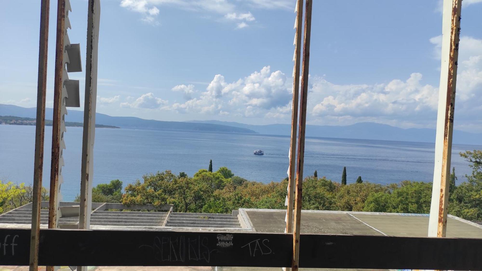 Haludovo Virtual Ruin Hotel Bungaloos Apartments And Camping, International Cooperation And Assistance For Rebirth Baracska Bagian luar foto
